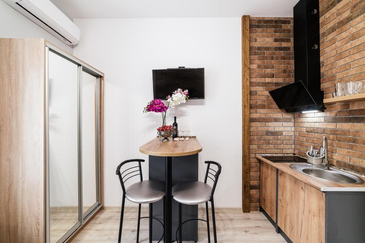 Apartamento Затишні Смарт-Квартири В Історичному Центрі! Úzhgorod Exterior foto